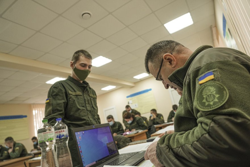 Артилеристам Нацгвардії вручили свідоцтва про проходження навчання за програмою підготовки командирів відділень-обчислювачів Артилеристам Нацгвардії вручили свідоцтва про проходження навчання за програмою підготовки командирів відділень-обчислювачів