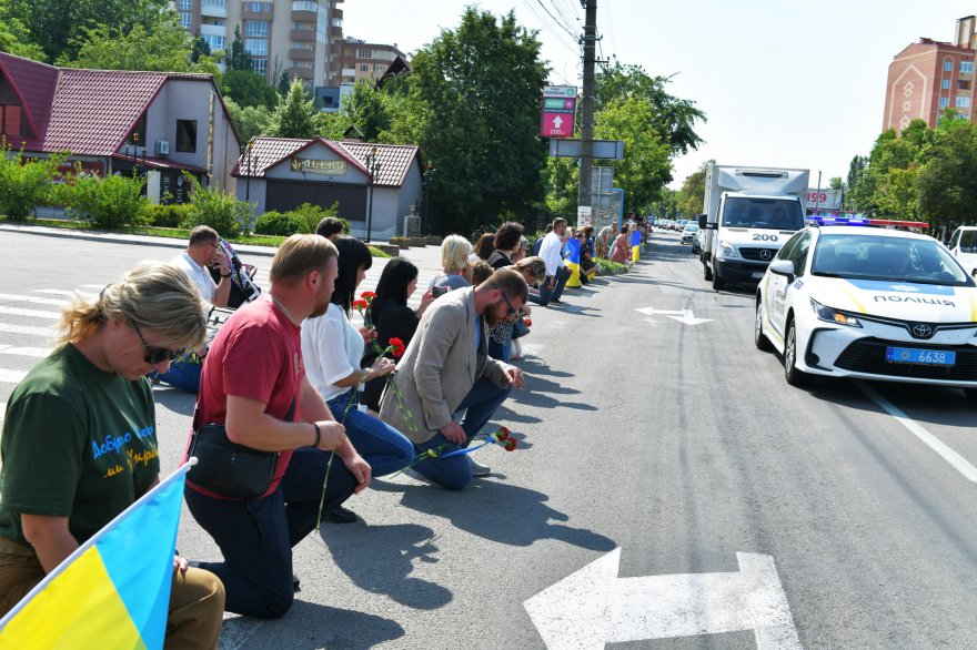 Бориспіль на колінах віддав останню шану своєму захиснику Бориспіль на колінах віддав останню шану своєму захиснику
