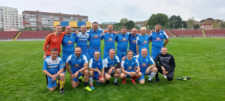 Адміністрація міста та батьки юних футболістів зіграли у футбол