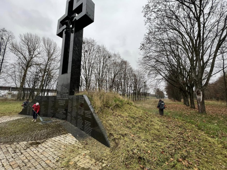 Мешканці Гори прибрали навколо меморіалу на в’їзді до Борисполя Мешканці Гори прибрали навколо меморіалу на в’їзді до Борисполя