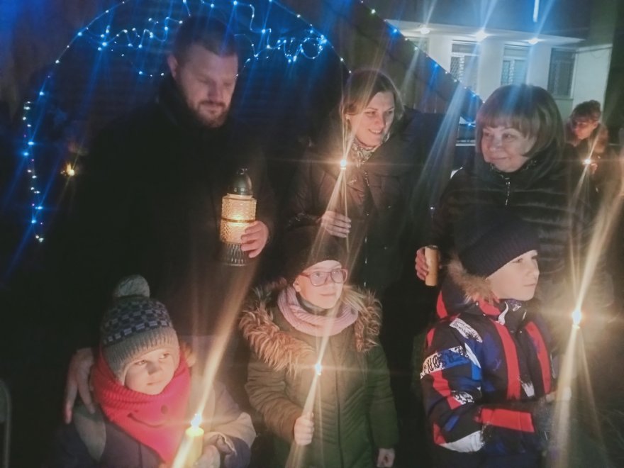 Святкову ілюмінацію ввімкнули, щоб відкрити період новорічних свят