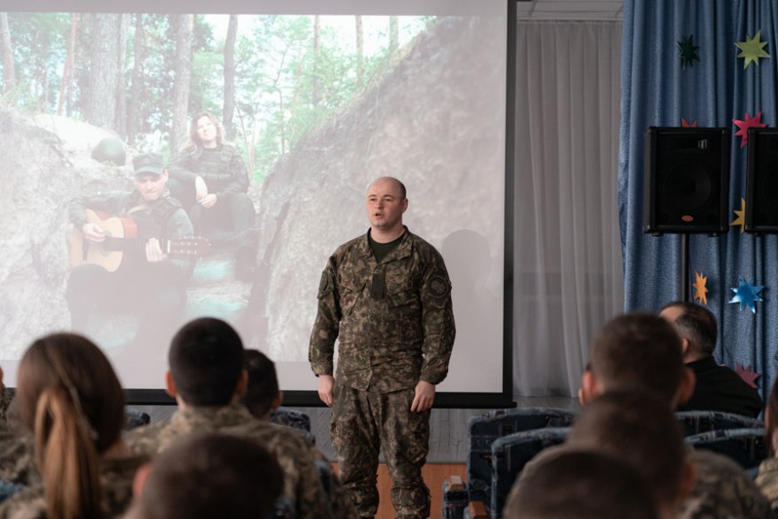 «Дякуємо за наш захист та самопожертву в ім’я Батьківщини»: на Київщині відбулись уроки мужності до Дня Національної гвардії України