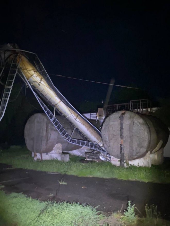Наслідки негоди: під Києвом від сильного пориву вітру на одній із котелень впала труба Наслідки негоди: під Києвом від сильного пориву вітру на одній із котелень впала труба