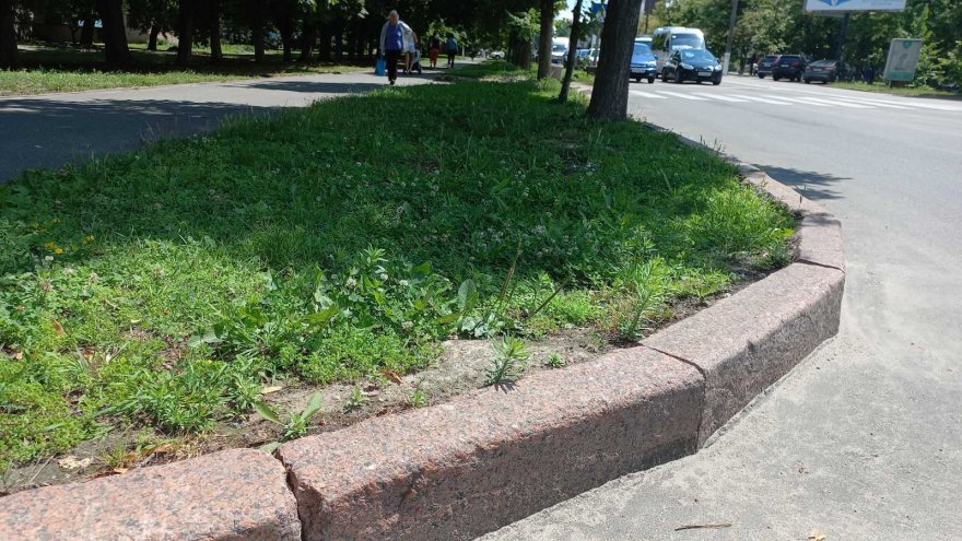 Бордюри на вулиці Київський Шлях: нове не завжди краще Бордюри на вулиці Київський Шлях: нове не завжди краще