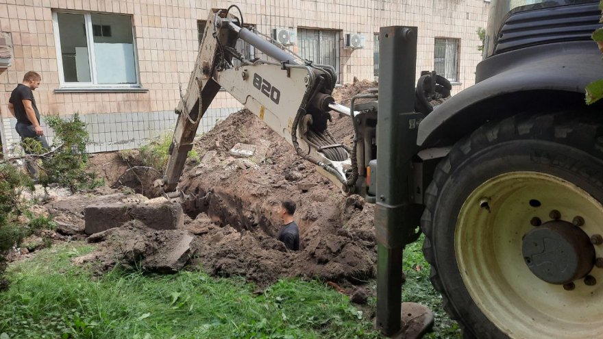 Бориспільтеплоенерго замінило пошкоджену ділянку тепломережі на території лікарні 