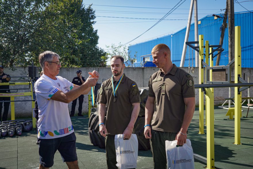 На Київщині гвардійці впевнено перемогли у змаганнях з підтягування на перекладині