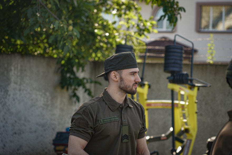 На Київщині гвардійці впевнено перемогли у змаганнях з підтягування на перекладині