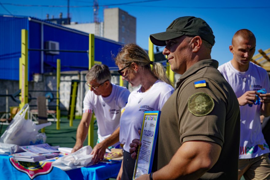 На Київщині гвардійці впевнено перемогли у змаганнях з підтягування на перекладині