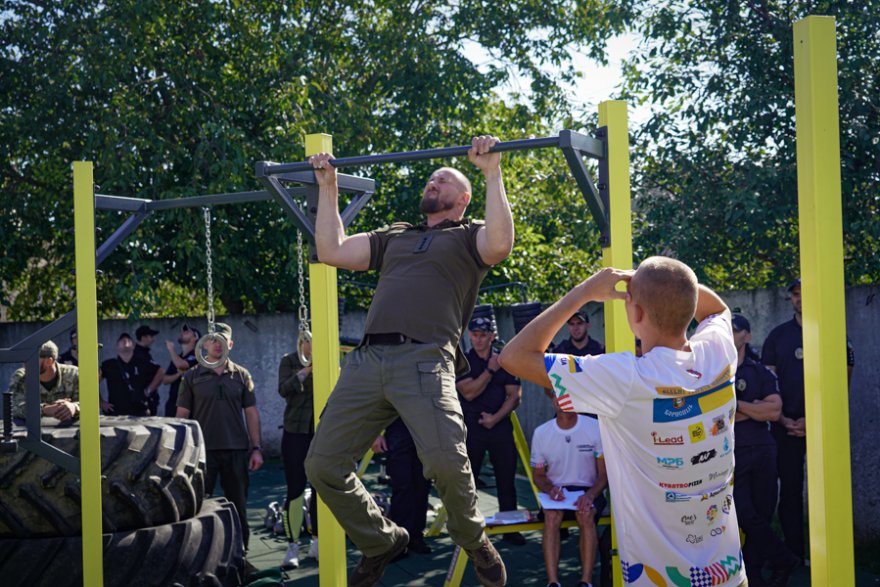 На Київщині гвардійці впевнено перемогли у змаганнях з підтягування на перекладині