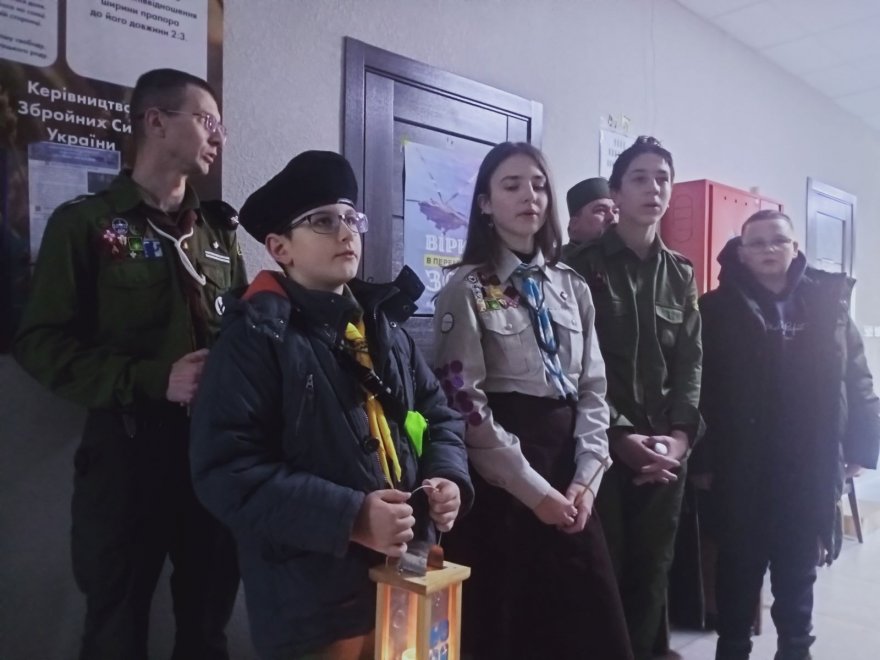 Військові Бориспільщини отримали від пластунів Віфлеємський вогонь миру