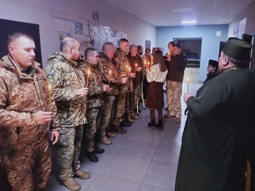 Військові Бориспільщини отримали від пластунів Віфлеємський вогонь миру
