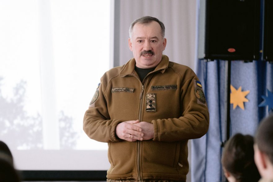 Уроки звитяги, профорієнтацію та заняття з тімбілдінгу провели гвардійці з учнівською молоддю на Київщині Уроки звитяги, профорієнтацію та заняття з тімбілдінгу провели гвардійці з учнівською молоддю на Київщині