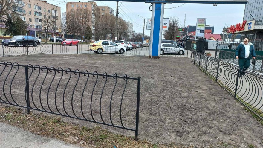 Стихійна торгівля перемагає: біля «Зоряного» дозволили облаштувати ринок для торгівлі городиною
