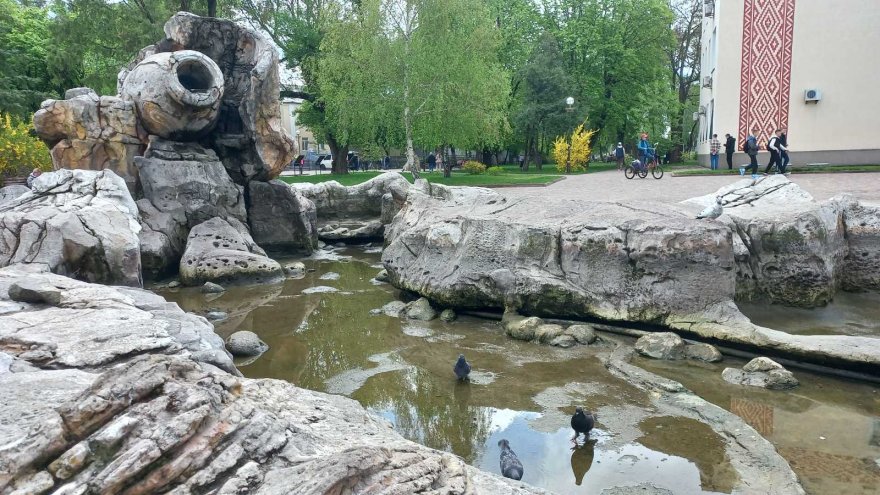 Винні безхатьки? Чому вже кілька років не працює фонтан у парку Борисполя
