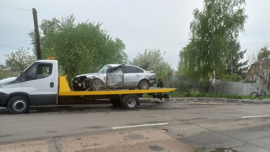 ДТП на Бежівці: їхали тихо, а електроопору знесли ДТП на Бежівці: їхали тихо, а електроопору знесли