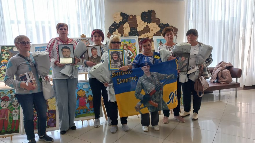 До Дня матері у Борисполі вшановували матерів Київщини, які втратили найдорожче — своїх дітей До Дня матері у Борисполі вшановували матерів Київщини, які втратили найдорожче — своїх дітей