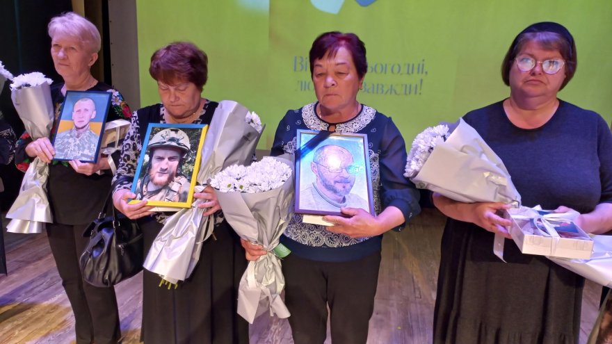 До Дня матері у Борисполі вшановували матерів Київщини, які втратили найдорожче — своїх дітей До Дня матері у Борисполі вшановували матерів Київщини, які втратили найдорожче — своїх дітей