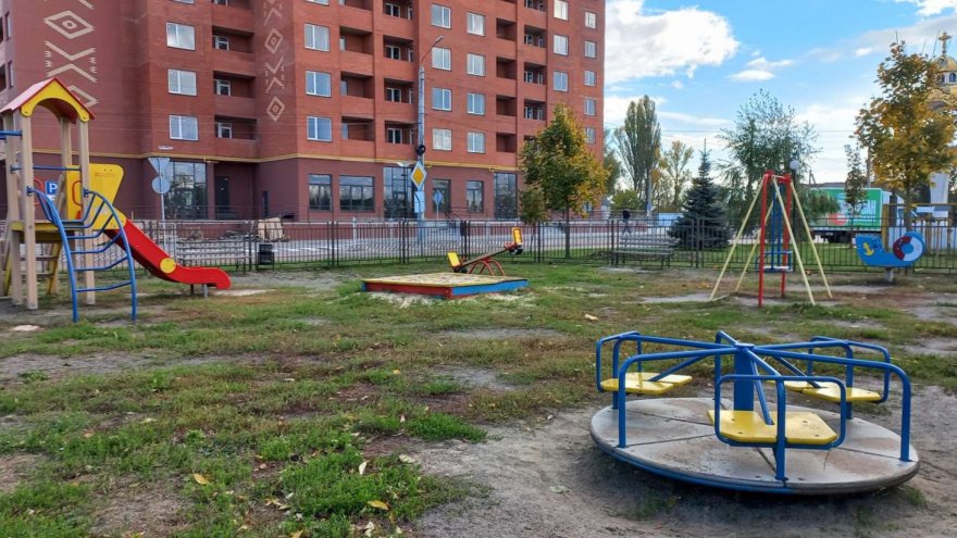 За дитячі та спортивні майданчики у скверах, біля озер і на територіях приватної забудови відповідає ВУКГ