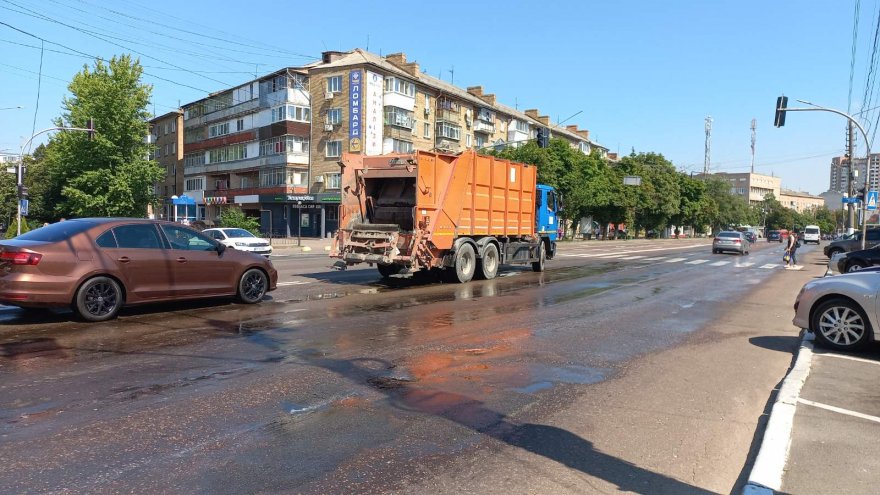 Через спеку Київський Шлях поливають двічі на день Через спеку Київський Шлях поливають двічі на день