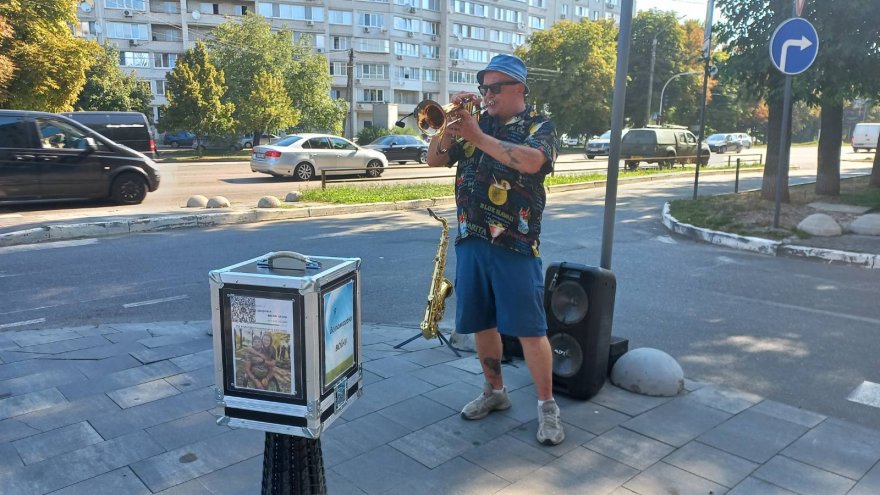 На вуличного музиканта, що збирав кошти на лікування воїна, поскаржилися поліції — заважала музика