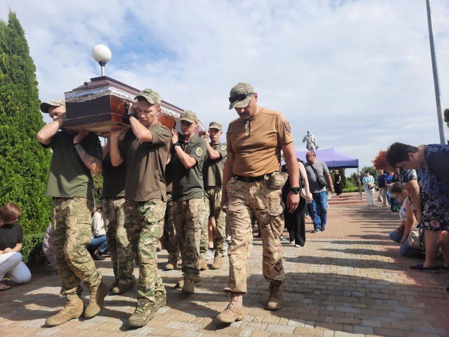 Бориспільська громада попрощалася із 41-річним захисником Сергієм Шадурою Бориспільська громада попрощалася із 41-річним захисником Сергієм Шадурою