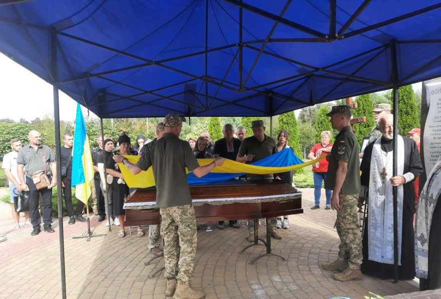 Бориспільська громада попрощалася із 41-річним захисником Сергієм Шадурою Бориспільська громада попрощалася із 41-річним захисником Сергієм Шадурою