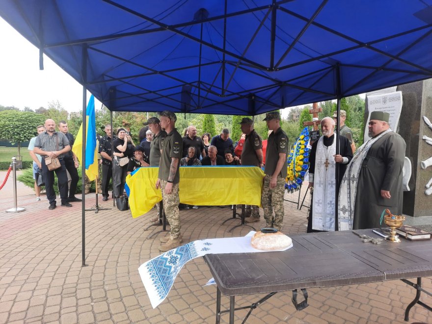 Бориспільська громада попрощалася із 41-річним захисником Сергієм Шадурою Бориспільська громада попрощалася із 41-річним захисником Сергієм Шадурою