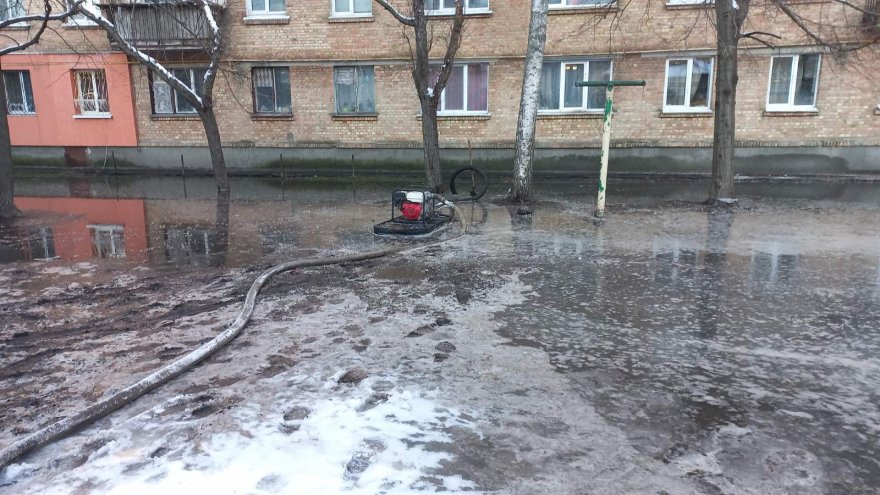 Аварія на водогоні у Борисполі спровокувала майже весняну повінь Аварія на водогоні у Борисполі спровокувала майже весняну повінь