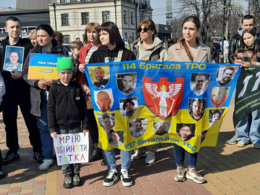 Вистоїмо! Знайдемо! Дочекаємося! Не забудемо! Вистоїмо! Знайдемо! Дочекаємося! Не забудемо!