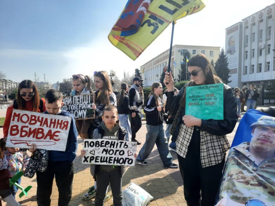 Вистоїмо! Знайдемо! Дочекаємося! Не забудемо! Вистоїмо! Знайдемо! Дочекаємося! Не забудемо!
