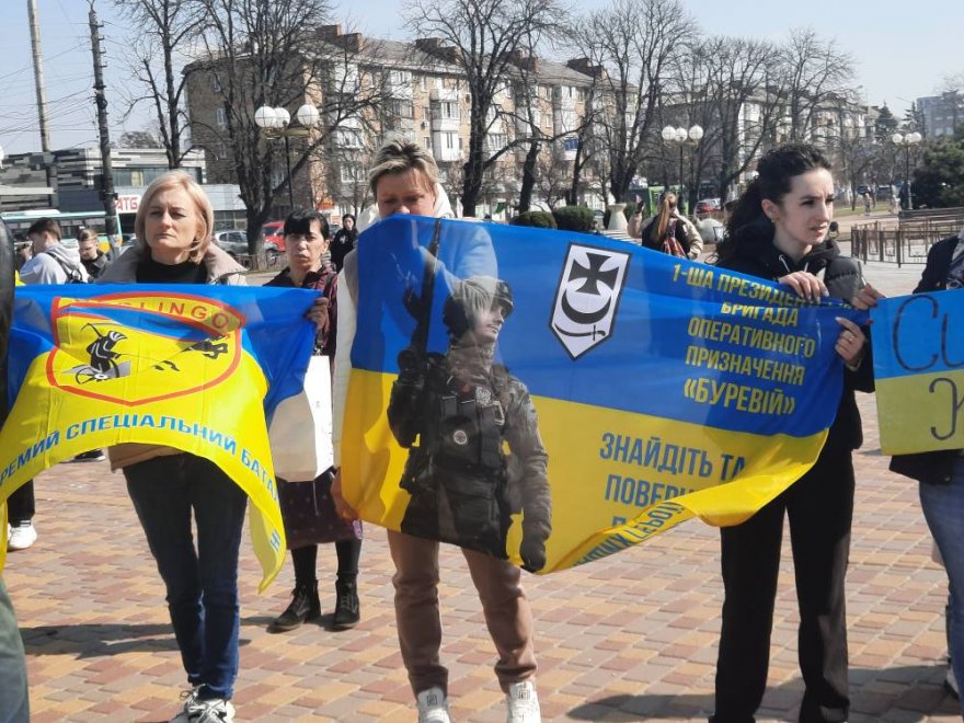 Вистоїмо! Знайдемо! Дочекаємося! Не забудемо! Вистоїмо! Знайдемо! Дочекаємося! Не забудемо!