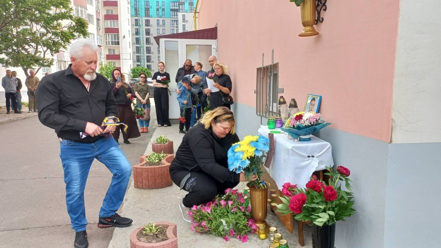 У Борисполі за ініціативи мешканців ЖК «Лелека» встановлено меморіальну дошку загиблому воїну Ярославу Яроцькому У Борисполі за ініціативи мешканців ЖК «Лелека» встановлено меморіальну дошку загиблому воїну Ярославу Яроцькому