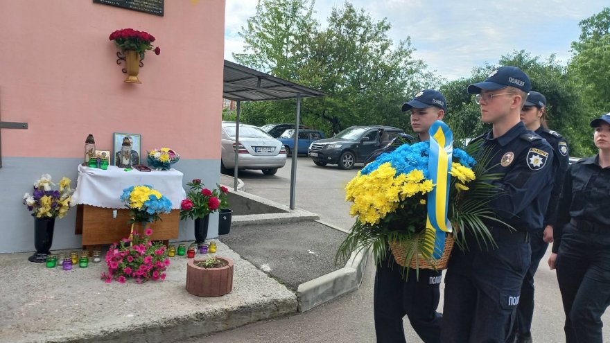 У Борисполі за ініціативи мешканців ЖК «Лелека» встановлено меморіальну дошку загиблому воїну Ярославу Яроцькому У Борисполі за ініціативи мешканців ЖК «Лелека» встановлено меморіальну дошку загиблому воїну Ярославу Яроцькому