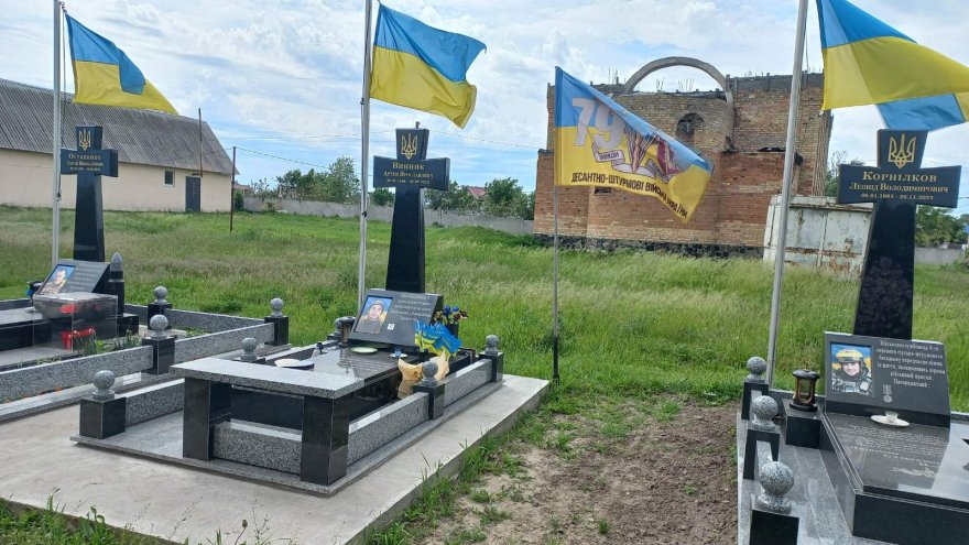 Сектор для почесних поховань на Рогозівському кладовищі чекає капремонт за 12 мільйонів Сектор для почесних поховань на Рогозівському кладовищі чекає капремонт за 12 мільйонів