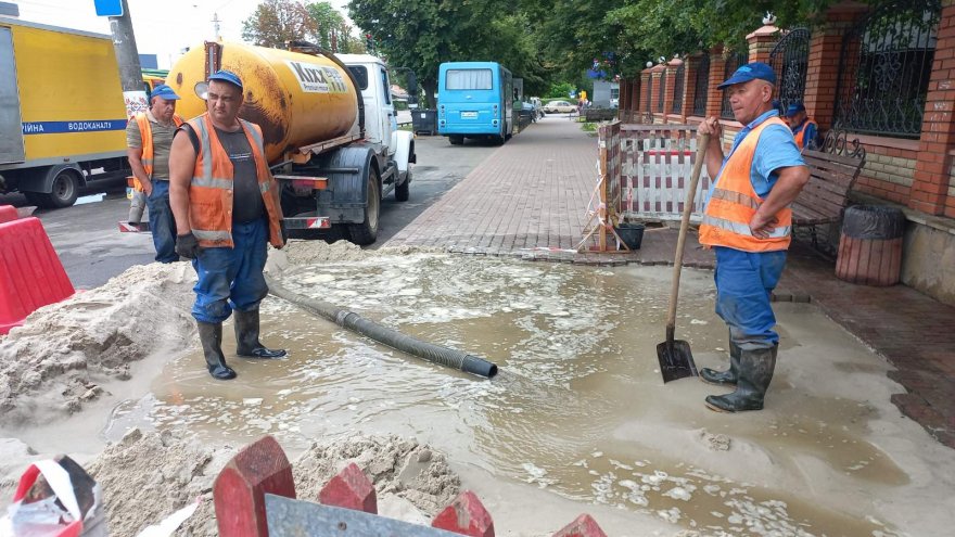 Аварію водогону на біля кафе «Маріанна» ліквідували оперативно Аварію водогону на біля кафе «Маріанна» ліквідували оперативно