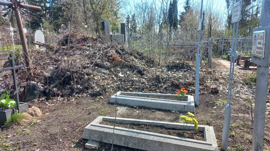 «Вістям» пишуть: вирішено 15-річну проблему сміття на Рогозівському кладовищі «Вістям» пишуть: вирішено 15-річну проблему сміття на Рогозівському кладовищі