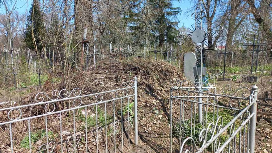 «Вістям» пишуть: вирішено 15-річну проблему сміття на Рогозівському кладовищі «Вістям» пишуть: вирішено 15-річну проблему сміття на Рогозівському кладовищі