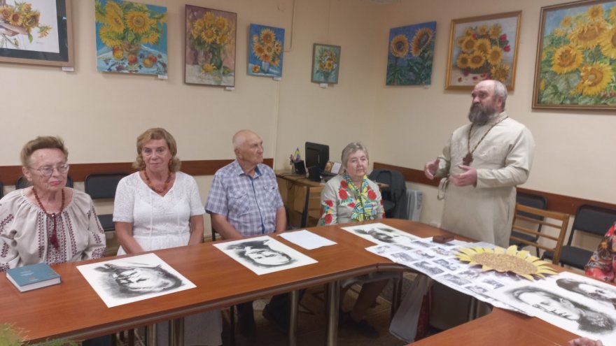 У бібліотеці пройшов круглий стіл, присвячений Дню Незалежності України У бібліотеці пройшов круглий стіл, присвячений Дню Незалежності України