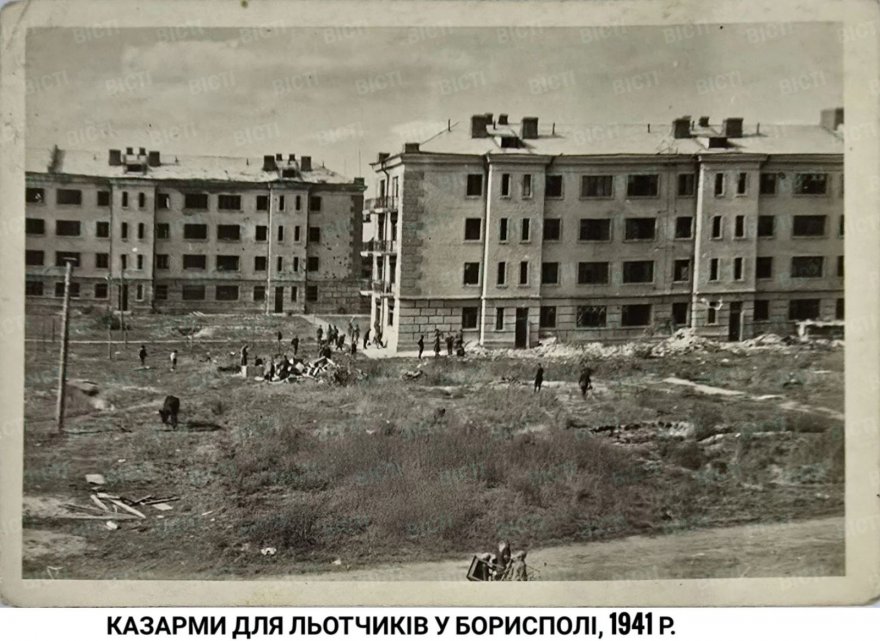 Фотофакт. Будинки у військовому містечку в Борисполі, 1941-1943 рр. Фотофакт. Будинки у військовому містечку в Борисполі, 1941-1943 рр.