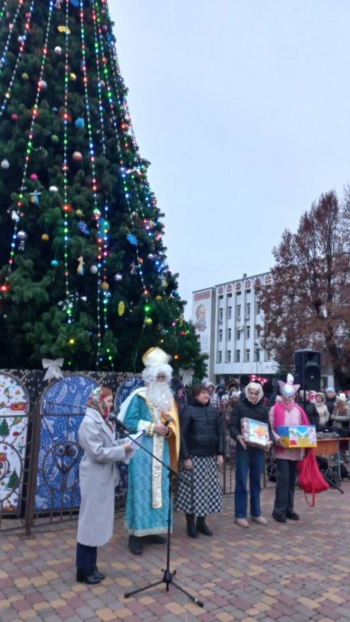 Головна новорічна ялинка Борисполя засвітила вогні Головна новорічна ялинка Борисполя засвітила вогні