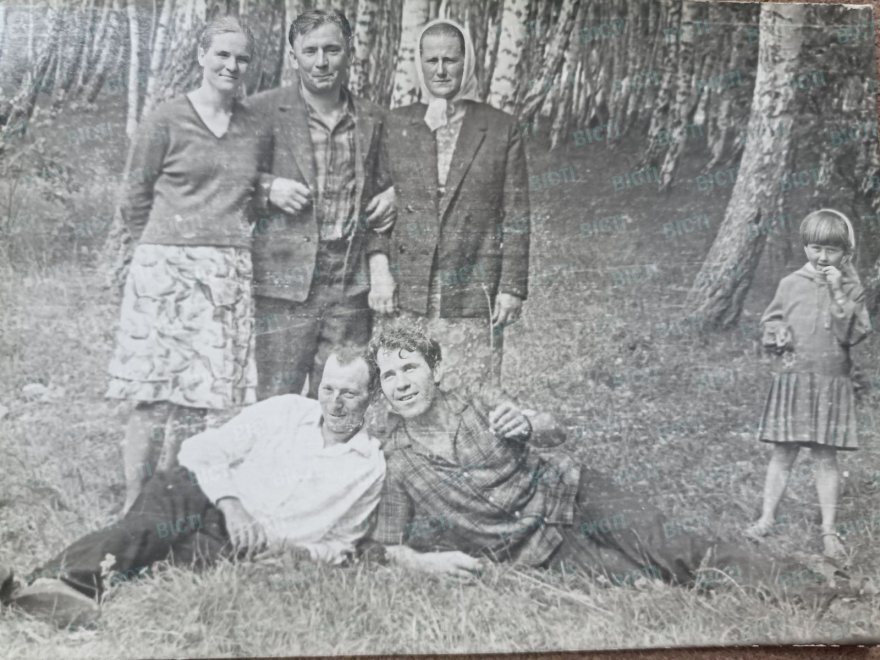 Фотофакт. 1969 рік, працівники Бориспільського районного вузла зв'язку із родинами на відпочинку у Березовому Гаю, с. Глибоке.