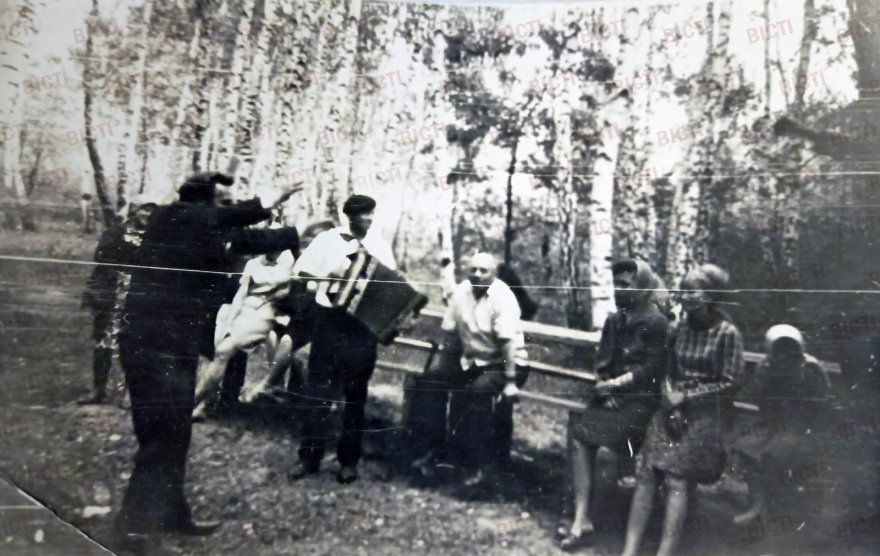 Фотофакт. 1969 рік, працівники Бориспільського районного вузла зв'язку із родинами на відпочинку у Березовому Гаю, с. Глибоке.