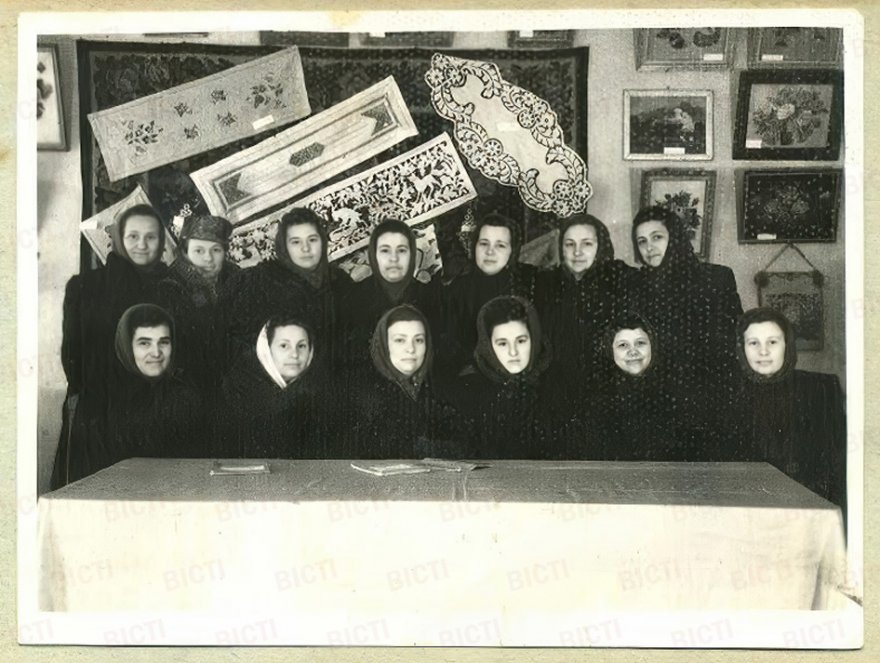 Фотофакт. Виставка вжиткового мистецтва у військовій частині. Бориспіль, 1950 та 1957 роки