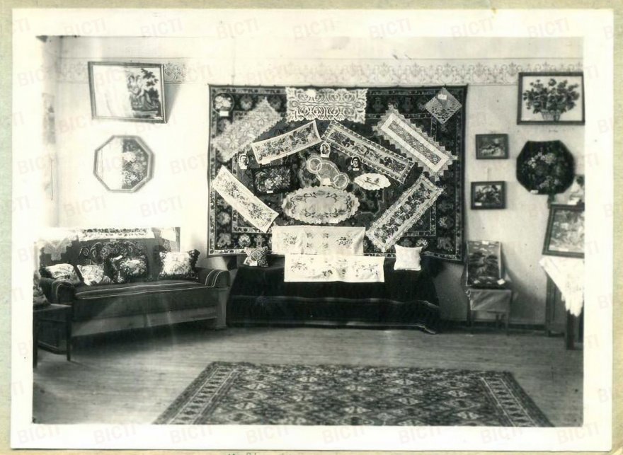 Фотофакт. Виставка вжиткового мистецтва у військовій частині. Бориспіль, 1950 та 1957 роки