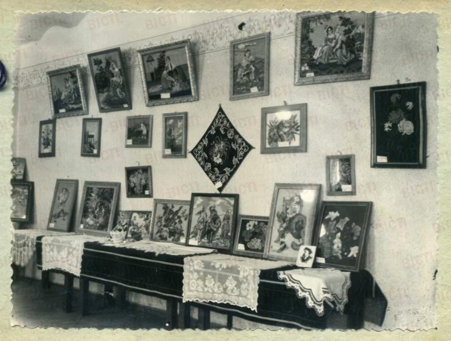 Фотофакт. Виставка вжиткового мистецтва у військовій частині. Бориспіль, 1950 та 1957 роки