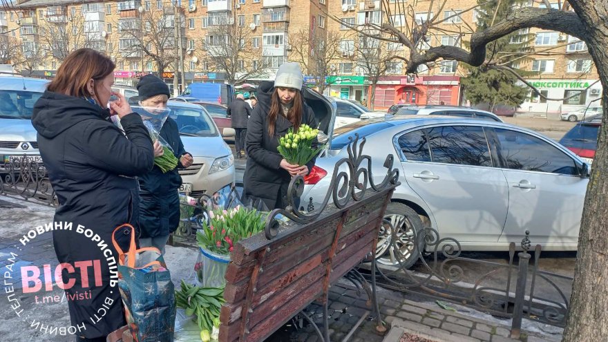 У Борисполі почався сезон стихійної торгівлі квітами