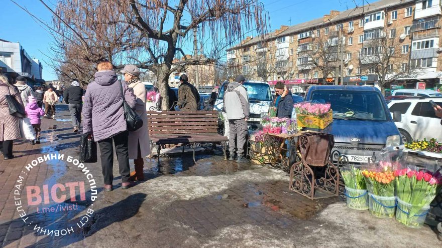 У Борисполі почався сезон стихійної торгівлі квітами