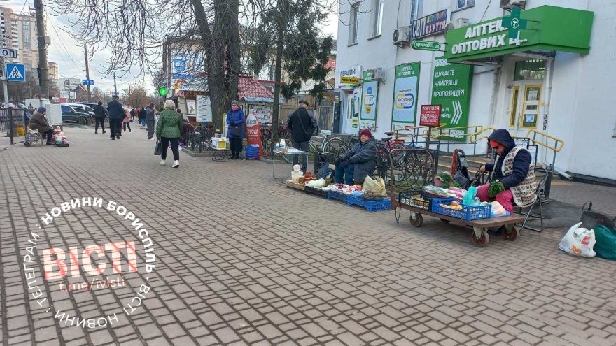 «Забули як читати»: чому «тротуарні» торговці ігнорують зауваження, а міська влада відмінила тендер