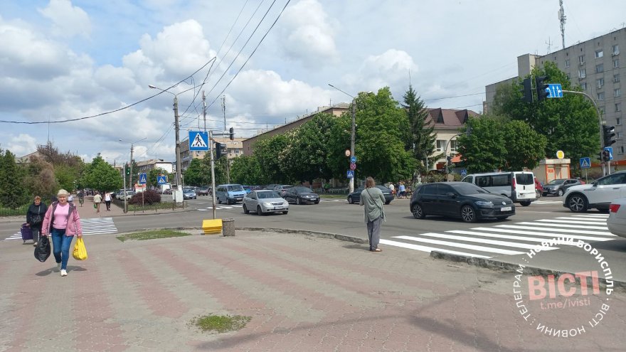 У Борисполі почали наносити дорожню розмітку У Борисполі почали наносити дорожню розмітку