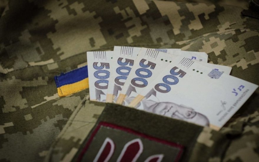Мінімум 30 тисяч у тилу та до 300 тисяч на передовій: Україна збільшує виплати військовим
